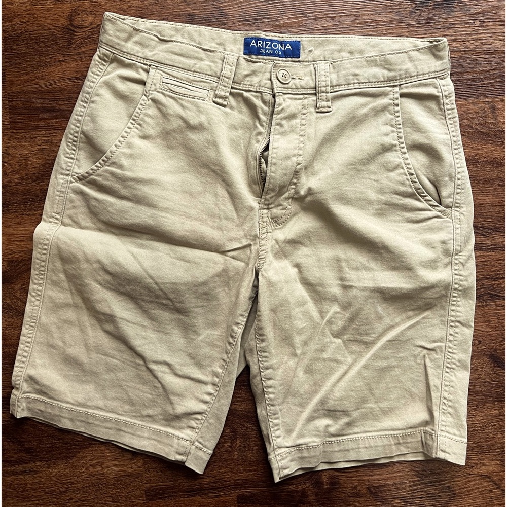 Mens Arizona brand tan flat front shorts, size 31
